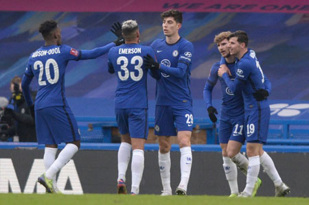 球星连续抢下关键篮板（核心球员连摘关键篮板）